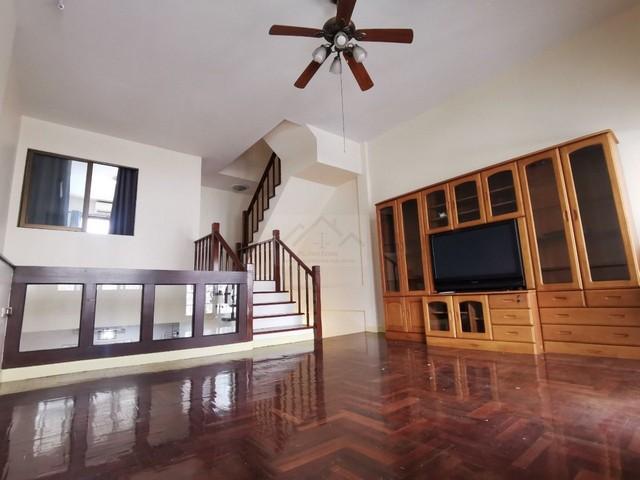 ให้เช่าทาวน์โฮม 3 ชั้น พร้อมระเบียง โครงการบ้านกลางเมือง รัชดา-เหม่งจ๋าย 1 ใกล้เลียบด่วน และสถานทูตลาวราคาเช่า 30,000 บาท / เดือน ( สัญญาขั้นต่ำ 1 ปี )ที่ตั้ง ถนนประชาอุทิศ ซอยสหการประมูล แขวงวังทองหลาง เขตวังทองหลาง กรุงเทพฯ 10310ติดต่อ : คุณภัสพงณ์ 0634098164Line : binkem22https://www.facebook.com/profile.php?id=61581484955548เนื้อที่ 22 ตารางวา พื้นที่ใช้สอย 300 ตารางเมตร จำนวน 3 ชั้น 3 ห้องนอน 4 ห้องน้ำมีห้องครัว พร้อมที่ด