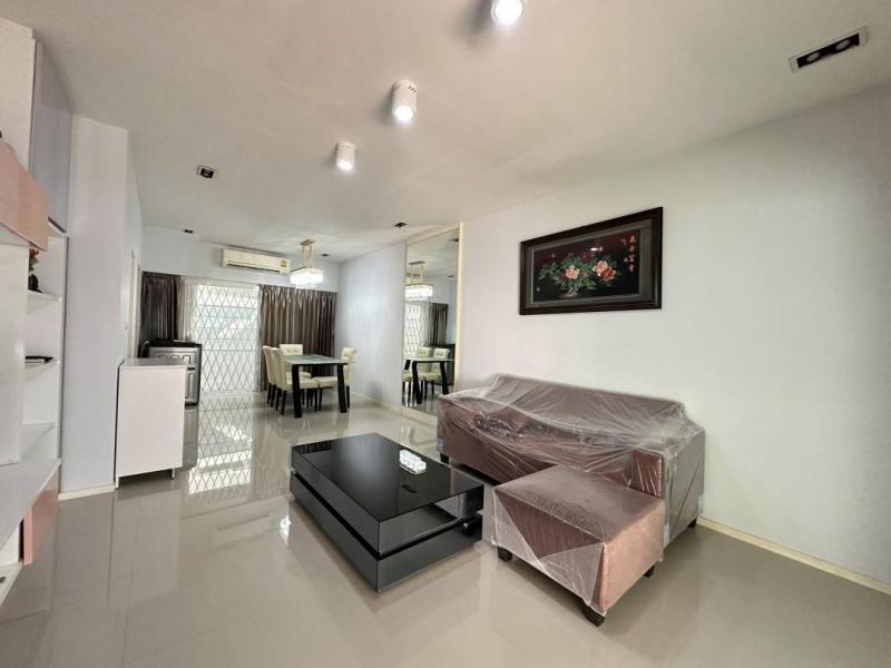 ให้เช่าทาวน์โฮม 3 ชั้น โครงการบ้านกลางเมือง สุขุมวิท 77 เฟอร์นิเจอร์บิ้วอินทั้งหลัง พร้อมเข้าอยู่ราคาเช่า 45,000 บาท / เดือน ( ประกัน 2 เดือน ล่วงหน้า 1 เดือน )ที่ตั้ง ถนนอ่อนนุช ซอยอ่อนนุช 17 แขวงสวนหลวง เขตสวนหลวง กรุงเทพมหานคร 10250ติดต่อ : คุณภัสพงณ์ 0634098164Line : binkem22https://www.facebook.com/profile.php?id=61581484955548เนื้อที่ 20 ตารางวา พื้นที่ใช้อสย 178 ตารางเมตร จำนวน 3 ชั้น 3 ห้องนอน 3 ห้องน้ำ จอดรถ 2 คัน ( หน้าบ้านไ