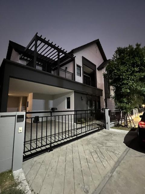 ให้เช่าบ้านเดี่ยว 2 ชั้น โครงการ CENTRO BANGNA แปลงหัวมุม หลังเมกะบางนา (บ้านยังไม่เคยเข้าอยู่)อากาศถ่ายเทดี อยู่ต้นซอย เป็นส่วนตัว เหมาะสำหรับครอบครัว หรือผู้ที่มองหาบ้านคุณภาพใกล้โรงเรียนนานาชาติราคาเช่า 150,000 บาท / เดือน ( ประกัน 2 เดือน ล่วงหน้า 1 เดือน )ที่ตั้ง ถนนกาญจนาภิเษก ตำบลบางแก้ว อำเภอบางพลี จังหวัดสมุทรปราการติดต่อ : คุณภัสพงณ์ 0634098164Line : binkem22https://www.facebook.com/profile.php?id=61581484955548�