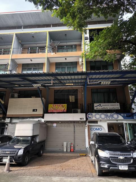 ขายโฮมออฟฟิศ 4 ชั้น ซอย 20 มิถุนา สุทธิสาร ห้วยขวาง พร้อมเฟอร์นิเจอร์ ใกล้ MRT สุทธิสารราคาขาย 13,000,000 บาทที่ตั้ง ถนนสุทธิสารวินิจฉัย ซอย 20 มิถุนา แขวงห้วยขวาง เขตห้วยขวาง กรุงเทพมหานครติดต่อ : คุณภัสพงณ์ 0634098164Line : binkem22https://www.facebook.com/profile.php?id=61581484955548เนื้อที่ 25 ตารางวา  พื้นที่ใช้สอย 400 ตารางเมตร จำนวน 4 ชั้น 5 ห้องน้ำชั้น 1-2 เป็นออฟฟิศ 200 ตร.ม. 2 ห้องน้ำชั้น 3-4 เป็นบ้านพัก 200 ตร.ม. 4 ห้องนอน 3 ห้องน้ำ