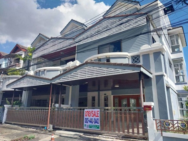  ลดจัดหนัก! โฮมออฟฟิต 2 คูหา ห้องมุม 71 ตร.ว. ติดถนนกรุงเทพกรีฑา พื้นที่ใช้สอย 864 ตรม. จาก 15.5 ลบ. เหลือเพียง 9 ลบ.!! เหมาะลงทุนรับยีลด์ >7% โอกาสพิเศษสุด สำหรับนักลงทุน เจ้าของธุรกิจหรือครอบครัวใหญ่!หลังมุม พื้นที่รวม 71 ตรว. พื้นที่ใช้สอยกว้างขวางถึง 864 ตร.ม เข้าจากถนนใหญ่เพียง 15 เมตร เข้าออกได้หลายเส้นทาง ใช้งานได้ทั้งเป็นบ้านพักอาศัยและทำธุรกิจ นักลงทุนซื้อปล่อยเช่า 