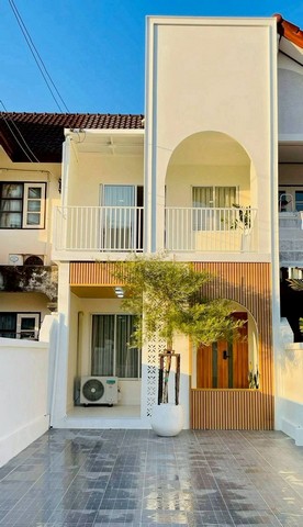 บ้านทำเลทอง #โซนเจ็ดยอด ขายเพียง 4.39 ล้าน บ้าน 2 ชั้น #สไตล์โมเดิร์นมินิมอล #เฟอร์ฯบิ้วอินทั้งหลัง สวยครบจบ พร้อมอยู่ อยู่เองและลงทุนได้ที่ดิน 28.6 ตร.วา3 ห้องนอน | 3 ห้องน้ำบ้านโปร่ง โล่ง แสงธรรมชาติเข้าดีไม่ต้องแต่งเพิ่ม หิ้วกระเป๋าเข้าอยู่ได้ทันทีทำเลฮอต โซนนิมมาน–เจ็ดยอด ความต้องการเช่าสูงตลอดปีเหมาะสุดสำหรับ Airbnb / ปล่อยเช่า / อยู่อาศัยจุดเด่นการลงทุนการันตี