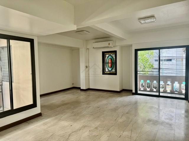 ให้เช่า โฮมออฟฟิศ 4 ชั้น ดาดฟ้า หลังริม 500 ตรม. 8 ห้องใหญ่ ซอยสุขุมวิท 4 ใกล้ BTS นานา*** ราคาเช่า 150,000 บาท/เดือน ประกัน 3 เดือน ล่วงหน้า 1 เดือน สัญญาขั้นต่ำ 2 ปี(พร้อมให้เช่า 1 หลัง หลังริม)ติดต่อ คุณช่อผกา โทร 0616198565 LINE 0616198565สำรอง LINE 0812523279 ส่งลิ้งก์ไว้ได้เลยรหัส# T26-076อาคาร 4 ชั้น + ดาดฟ้า ( รวม 5 ชั้น) ซอยสุขุมวิท 4 ใกล้ BTS นานาเนื้อที่ 40 ตรวพื้นที่ใข้สอย 500 + ตรม.8 ห้องใหญ่5 ห้องน้ำมีลานซักล้างด้า�