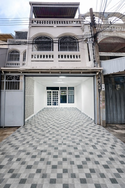 สาธุประดิษฐ์17-27 ให้เช่าทาวน์โฮม 3 นอน 3 น้ำ ใจกลาง CBD สาทร BTS ช่องนนทรี 2.4 กม. ถ.ราธิวาสราชนครินทร์ บ้าน 3 ชั้นพร้อมดาดฟ้า 18 ตร.วา. 200 ตร.ม. 27,999 B-M. เหมาะสมสำหรับอยู่อาศัย และโฮมออฟฟิศ เซ็นทรัลพลาซ่า พระราม 3 1.6 กม.ทำเลศักยภาพสูง ย่านธุรกิจ และที่อยู่อาศัยระดับพรีเมียมSathu Pradit 17-27 3 bedroom 3 bathroom townhome for rent in the heart of Sathorn CBD 2.4 km from BTS Chong Nonsi on Ratchanakarin Road three story house with rooftop land size 18 sq.wa usable area 200 sq.m rental price 27,999 THB per month suitable for residential living or home office only 1.6 km from 