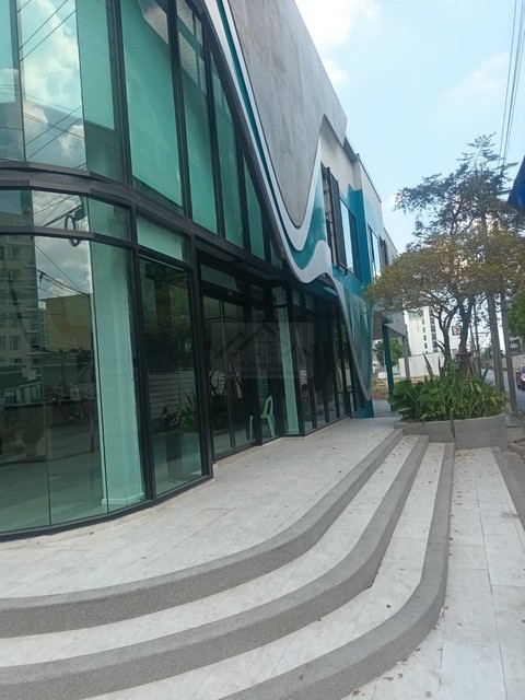 ให้เช่าตึกใหม่ 2 ชั้น 300 ตรม พหลโยธิน34 (ประเสริฐมนูกิจ 2)  ย่าน ม.เกษตร ติดถนนเมนหลัก ล้อมด้วยคอนโดหลายโครงการ เหมาะทำออฟฟิศ, สำนักงาน, สถานเสริมความงาม ปากซอยมี BTS เสนานิคม *** ราคาเช่า 120,000 บาท/เดือนติดต่อ::  ชยา โทร/ID Line:: 0942823961   Link Line:: https://line.me/ti/p/3xFA1An8Kcรหัส# T26-100ตึกใหม่ 2 ชั้น พหลโยธิน34 ย่าน ม.เกษตร ล้อมด้วยคอนโดหลายโครงการ ปากซอยมี BTS เสนานิคม เหมาะทำออฟฟิศ,สำนักงาน ,สถานเสริมความงาม พื�