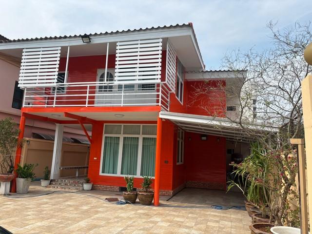 ให้เช่าบ้านเดี่ยว 2 ชั้น 4 ห้องนอน ซอยลาดพร้าว 69 หน้าปากซอยมี รถไฟฟ้าสถานีลาดพร้าว 71 เดินทางสะดวก 4-6 ที่จอดรถ*** ราคาเช่า 35,000 บาท/เดือนติดต่อ: ชยา โทร/ID Line:: 0942823961   Link Line:: https://line.me/ti/p/3xFA1An8Kcรหัส# PR417บ้านเดี่ยว 2 ชั้น ซอยลาดพร้าว 69 หน้าปากซอยมี รถไฟฟ้าสถานีลาดพร้าว 71- ที่ดินขนาด 65 ตร.วา- 4 ห้องนอน 2 ห้องน้ำ- 1 โซนซักล้าง- 1 ห้องครัวหลังบ้าน- ประตูรั้วไฟฟ้า ประตูบ้านดิจิตอลดอร์ล็อค- 4-6 ที่จอดรถ ถ�