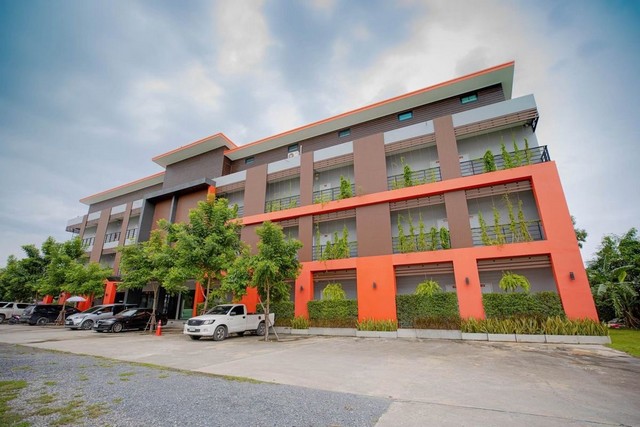 LV53379 ขายโรงแรม จำนวน 30 ห้อง ลำลูกกา ปทุมธานี พร้อมใบอนุญาต สามารถดำเนินกิจการต่อได้ทันทีราคาขาย : 65,000,000 ล้านบาท (ค่าใช้จ่ายวันโอนคนละครึ่ง)ที่ตั้ง : ลำลูกกา ปทุมธานีรายละเอียด : - เนื้อที่ 1 ไร่  1 งาน 90 ตารางวา (ที่ดิน 590 ตารางวา) - พื้นที่ใช้สอย 1557.60 ตารางเมตร- ตึก 4 ชั้น - จอดรถยนต์ได้มากกว่า 50 คัน- ผลการดำเนินงาน มีผลกำไรทุกปี ROI 7%- จำนวน 30 ห้อง- ที่จอดรถ: กว้างมาก รองรับได้หลายค�