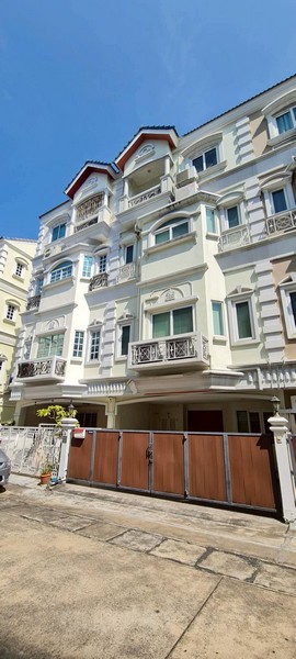 ghd000808R ให้เช่าทาวน์โฮมหรู 4 ชั้น โกลเด้น โฮม พาร์ค วิลล์ พื้นที่ใช้สอยมากถึง 280 ตรม 4นอน 5น้ำ ใกล้ โรงเรียนนานาชาติชรูว์สเบอรีราคาเช่า 90,000 บาท/เดือนสนใจติดต่อ:โบ O93 789ํ 4935ํLine: @guruhomeddทาวน์โฮม 4 ชั้น โกลเด้น โฮม พาร์ควิลล์ / Golden Home Park Villeที่ตั้ง : ซอยอมร แขวงช่องนนทรี เขตยานนาวา กรุงเทพมหานครใกล้ BTS ช่องนนทรีรายละเอียด :* พื้นที่ประมาณ 23 ตารางวา* พื้นที่ใช้สอย 280 ตารางเมตร* 4 ห้องนอน 5 ห้อง�