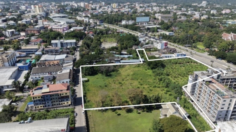 -ที่ดิน ติดถนนใหญ่ แปลงสุดท้าย เพียง 3 นาทีถึง MAYA / Nimman และ 5 นาที Central Festival 10 ไร่ 1 งาน ใจกลางการเติบโตของเชียงใหม่ ถ้าคุณพลาดแปลงนี้…คุณจะไม่มีโอกาสได้แปลงใหญ่ในโซน เมญ่า นิมมาน  อีกเลย-พื้นที่แปลงใหญ่แปลงสุดท้าย  10 ไร่ 1 งาน 13 ตร.วา ในทำเลนี้ที่ราคาเสนอขายถูกกว่าราคาตลาด    ที่ดินแห่งนี้ถือเป็นหนึ่งในทำสำคัญที่สมารถเดินทางสู่จุดต่างๆของเชียงใหม่ได้สะดวก  -จุดเด่น-ท�