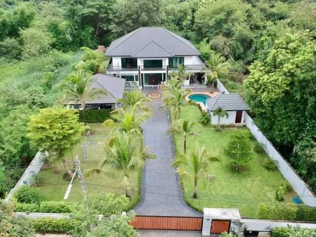 ขายด่วนบ้านหรู 19 ล้าน 5 นอน 6 น้ำ 440 ตรว. #โซนสันทราย #หลังม.แม่โจ้ #พร้อมเฟอร์นิเจอร์เครื่องใช้ไฟฟ้าครบจบ #หิ้วกระเป๋าพร้อมเข้าอยู่ได้เลยค่ะที่ดิน 440 ตรว.​พื้นที่ใช้สอย 505 ตรม.5 ห้องนอน (5x5)6 ห้องน้ำ (จากุซซี่ 2 ห้อง)​ครัวฝรั่ง ครัวไทยห้องนั่งเล่น ยิม/สำนักงานระเบียงรอบด้านสระน้ำ บ้านสระน้ำที่จอดรถ 2 คันน้ำบาดาล พลังงานแสงอาทิตย์เฟอร์นิเจอร์ครบ (เตียง, ตู้เสื้อผ้า, โต๊ะ