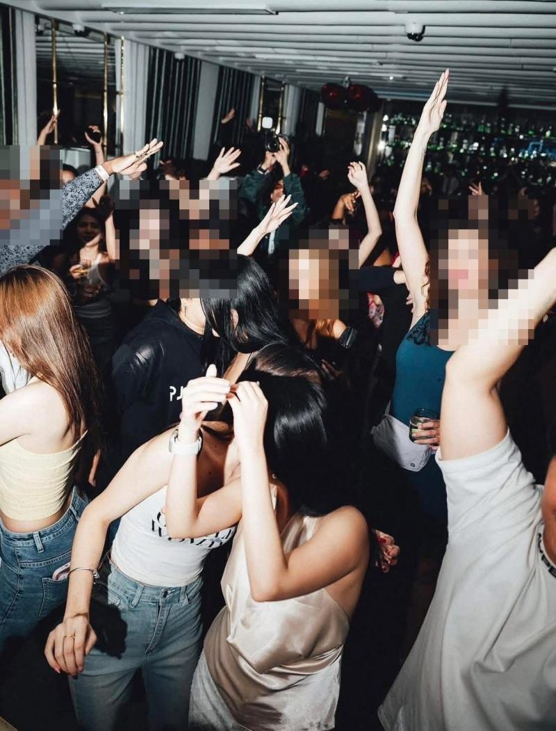 ท่านเจ้าของธุรกิจที่สนใจโปรดติดต่อโทร. : 098-801-8167Line ID : thanaporn.sindyเซ้งร้าน #ใจกลางทองหล่อ #ห้างมาร์เช่ #ชั้น3 พร้อมเปิดธุรกิจ- เหมาะมากทำ ร้านเหล้า บาร์ หรือร้านอาหารสไตล์พรีเมียม- ขนาดพื้นที่ร้าน : 175 ตารางเมตร-โครงสร้าง ระบบ และงานตกแต่งครบ ไม่ต้องลงทุนเพิ่ม ไม่ต้องเสียเวลา- เซ้งเพียง 6,OOO,OOO บ&nbsp;- ร้านสร้างใหม่ตั้งแต่ต้น มูลค่าการก่อสร้าง กว่า 2O,OOO,OOO.-- รีโนเวทเพิ่มเติมอีก 15,OOO,OOO-