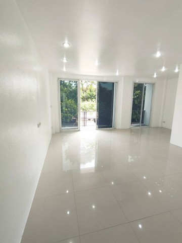 ให้เช่าทาวน์โฮม4ชั้น277ตร.ม.ใกล้แฟชั่นไอแลนส์,MRTวงแหวนรามอินทรา ย่านรามอินทราสามารถจดทะเบียนบริษัทได้ราคาเช่า 20,000 บาท / เดือน ( สัญญาเช่าขั้นต่ำ 1 ปี ล่วงหน้า 1 เดือน เงินประกัน 2 เดือน )ที่ตั้ง ถนนรามอินทรา ซอยรามอินทรา แขวงคันนายาว เขตคันนายาว กรุงเทพมหานคร 10230https://www.facebook.com/profile.php?id=61581484955548ติดต่อ : คุณภัสพงณ์ 063-409-8164Line : deedaa23เนื้อที่ 22 ตารางวา พื้นที่ใช้สอย 277 ตารางเมตร จำนวน 4 ชั้น 4ห�