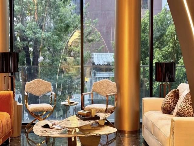 ให้เช่าอาคารพร้อมตกแต่ง 320 ตรม. สุขุมวิท 39 ใกล้ BTS พร้อมพงษ์ 450 เมตร เคยเป็นแกลเลอรีของบริษัทตกแต่งภายใน ทำเลดีติดต่อ:: ชยา โทร/ID Line:: 0942823961Link Line:: https://line.me/ti/p/3xFA1An8Kcรหัส# T26-071อาคารพร้อมตกแต่ง สุขุมวิท 39 ใกล้ BTS พร้อมพงษ์ 450 เมตรพื้นที่ใช้สอย 320 ตร.ม.พร้อมที่จอดรถ 3 คันเคยเป็นแกลเลอรีของบริษัทตกแต่งภายในใกล้ BTS พร้อมพงษ์ 450 เมตร*** ราคาเช่า 500,000 บาท/เดือน (ต่อรองได้)ที่ตั้ง : ซอยสุขุมวิท 39 แขวง�