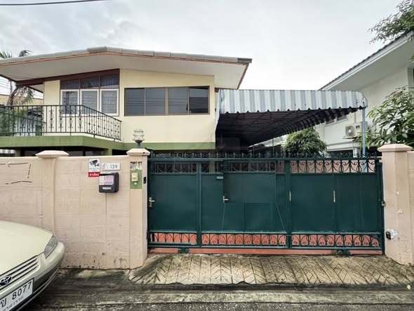 ให้เช่าบ้านเดี่ยว 2 ชั้น 250 ตรม. 4 ห้องนอน ซอยลาดพร้าว 64 เดินทางสะดวก ลาดพร้าว รัชดา *** ราคาเช่า 30,000 บาท / เดือนติดต่อ:: ชยา โทร/ID Line:: 0942823961Link Line:: https://line.me/ti/p/3xFA1An8Kcรหัส # T26-092บ้านเดี่ยว 2 ชั้น ซอยลาดพร้าว 64 เดินทางสะดวก ลาดพร้าว รัชดา - เนื้อที่ 50 ตร.ว - พื้นที่ใช้สอย 250 ตรม.- 4 ห้องนอน - 3 ห้องน้ำ - 3 ห้องนั่งเล่น 1  ห้องครัว 1 ห้องเก็บของ - พื้นที่จอดรถ 2 คันในบ้าน- แอร์ 2 เครื่อง ในห้องนอน 1 +ในห้องนั่งเล�