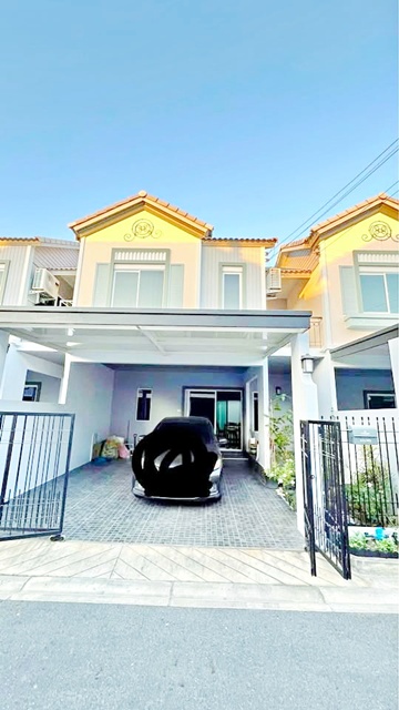 พื้นที่ใช้สอย 156 ตร.ม.20 ตร.วา.ห้วยกะปิ 13-17 ตลาดนัดจตุจักรชลบุรี 1.4 กม.ให้เช่าบ้านทาวน์โฮม 19,999 B-M. ฟังก์ชัน 3 นอน 3 น้ำ สุขุมวิท บางแสน ใกล้แลนด์มาร์กเมืองชลบุรี บ้านพร้อมอยู่ แหลมทองบางแสน 3.3 กม. เหมาะอยู่อาศัย หรือทำออฟฟิศ  ทำเลสงบ สิ่งอำนวยความสะดวกครบ ถนนคนเดินบางแสนHuai Kaphi 13-17 Townhome for rent 3bed 3bath Sukhumvit Bang Saen near Chonburi landmarks ready to move in usable area 156 sq.m. land size 20 sq.wa rental price 19,999 B-M Laem Thong Bang Saen 3.3 km suitable for residence or office quiet location with complete amenities near Bang 