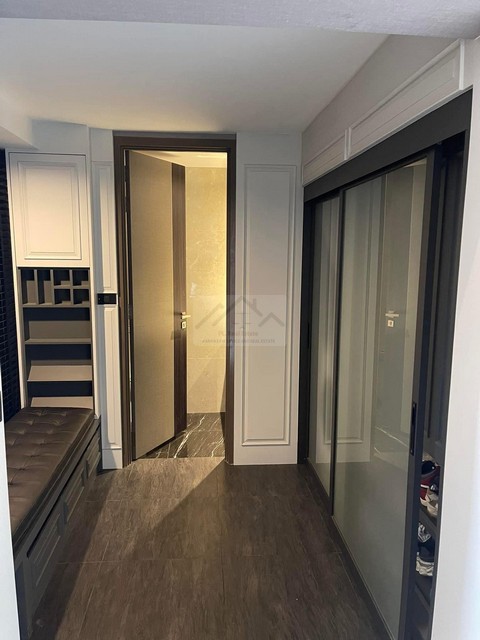 ขายทาวน์โฮมหรู 3.5 ชั้น 254 ตรม.The Eight จตุจักร-รัชดา ลาดพร้าว ซอย1 ใกล้เซ็นทรัล ลาดพร้าว *** ราคาขาย 23.5 ล้านบาท*** ราคาเช่า 130,000 บาท/เดือน  ติดต่อ:: ชยา โทร/ID Line:: 0942823961   Link Line:: https://line.me/ti/p/3xFA1An8Kcรหัส# T26-083ทาวน์โฮมหรู 3.5 ชั้น The Eight จตุจักร-รัชดา สไตล์โมเดิร์น Privacy Residence ( บ้านใหม่ )  - เนื้อที่ 27.5 ตรว.- พื้นที่ใช้สอย 254 ตรม.- 3 ห้องนอน 4 ห้องน้ำ- 2 ที่จอดรถ ประตูอัตโนมัติทุกจุด- เพดานสูง Double Volume- บ้านหันหน้าทิศใต้ ไม่ร้อ�