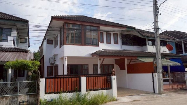 ให้เช่าทาวน์โฮมหรู #โซนสวนดอก 35,000 บาท/เดือน ทำเลทอง #ใกล้มช. – #เมญ่า เหมาะทั้งอยู่อาศัย เปิดออฟฟิศ หรือทำโฮสเทล เดินทางสะดวก ใจกลางเมือง3 ห้องนอนห้องโถงใหญ่ชั้นล่าง โปร่ง ใช้งานอเนกประสงค์1 ห้องครัว พร้อมฮูดดูดควันไม่มีส่วนกลาง เป็นส่วนตัวสูงเครื่องใช้ไฟฟ้าครบแอร์ 4 เครื่องเครื่องทำน้ำอุ่น 2 เครื่องเครื่องซักผ้าไมโครเวฟเตาไฟฟ้าทำเลศักยภาพใกล้ มหาวิทยาล�