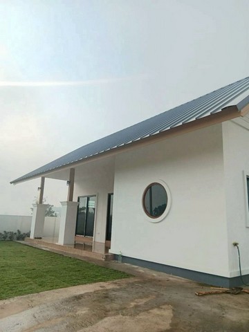 #โซนดอยสะเก็ด ราคาเริ่มต้นที่ 1.89 ล้าน 69 ตรว. #บ้านสร้างใหม่ ชั้นเดียว #สไตล์มินิมอล #มูจิ มี 5 หลัง #วิวพระธาตุดอยสะเก็ด พร้อมเข้าอยู่เนื้อที่เริ่มต้น 69 ตารางวา3 ห้องนอน 2 ห้องน้ำ 1 ห้องครัวพื้นที่จอดรถในบ้าน ทั้งหมดได้ 3 คันโดยแบ่งเป็น 2 ห้องนอน ด้านล่าง และ 1 ห้องนอนใต้หลังคา#บ้านหันหน้าทางทิศเหนือบุฉนวนกันความร้อน 3 นิ้วก่อสร้างด้วยอิฐมอญแดงมีความแข็งแรงของแถม1 �