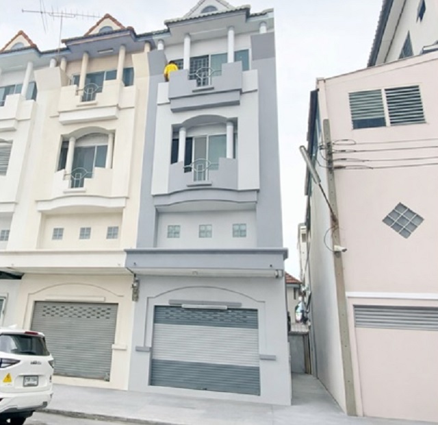 Big C เคหะร่มเกล้า 150 ม. 7-Eleven 50ม.  2แห่ง Lotus อาคารพาณิชย์ 3.5 ชั้น 3นอน 3น้ำ 20ตรว. 280ตรม.  ให้เช่า ราคา 11,999 บาทต่อเดือนBigC KehaRomKlao 150m. 7-Eleven 50m. 2 Lotus Commercial building for rent 3.5storeys 3Bed 3Bath 20sq.wah 280 sq.m. 11,999B-M.ถนน เคหะร่มเกล้า60-66 แขวง คลองสองต้นนุ่น เขต ลาดกระบัง จังหวัด กรุงเทพมหานครขนาดที่ดิน 20 ตารางวา พื้นที่ใช้สอย 280 ตารางเมตรLand size 20 sq.wah Usable area 280 sq.m.อาคารพาณิชย์ 3.5 ชั้น พื้นที่เปิดโล่งทุกชั้น ปรับแต่งได้ตามการใช้งานทุกชั้นมีห้องน