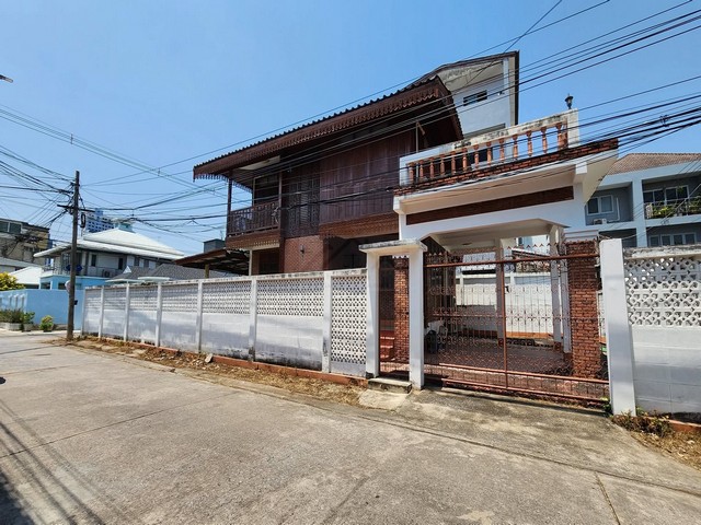 ให้เช่าบ้านเดี่ยว 2 ชั้นหลังมุม 75 ตรว. ซอยลาดพร้าว 35 เชื่อมต่อรัชดา บ้านครึ่งตึกครึ่งไม้ สไตล์วินเทจ *** อยู่อาศัย, ทำ office หรือ Air bnb ได้*** ราคาเช่า 40,000 บาท/เดือน ติดต่อ::  ชยา โทร/ID Line:: 0942823961   Link Line:: https://line.me/ti/p/3xFA1An8Kcรหัส# T26-101บ้านเดี่ยว 2 ชั้นหลังมุม ซอยลาดพร้าว 35 เชื่อมต่อรัชดา 32บ้านครึ่งตึกครึ่งไม้ สไตล์วินเทจ เนื้อที่ 75 ตารางวา3 ห้องนอน 2 ห้องน้ำรายละเอียด::ชั้นบนมี 2 ห้องนอน 1 ห้องน้ำ ชั้�