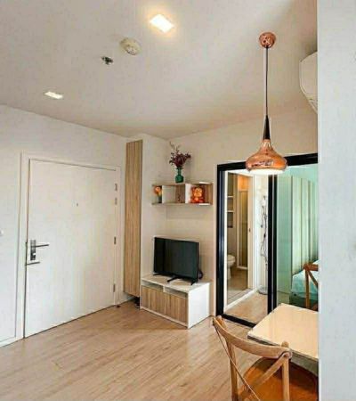 ขาย 2.25 ล้านบาท *THE ESCENT CONDO by CPNห้องมุม วิวดอยสุเทพ โล่ง โปร่ง สวยมากค่าโอน คนละครึ่ง.รายละเอียดห้อง• ชั้น 16 ห้องมุม• พื้นที่ 24 ตร.ม.• 1 ห้องนอน• 1 ห้องน้ำ• 1 ห้องนั่งเล่น• รีโนเวทใหม่เอี่ยม• แยกห้องเป็นสัดส่วน• เฟอร์นิเจอร์ครบ ตามภาพ• พร้อมเข้าอยู่ทันที.เฟอร์นิเจอร์ & เครื่องใช้ไฟฟ้าแอร์ Daikin Inverter 2 เครื่องเตียง 5 ฟุตทีวี Smart TVตู้เย็น Hitachiเครื่องทำน้ำอุ่นเตาไฟฟ้า + เครื่องดูดคว�