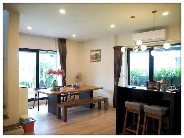 AHT472ขายบ้านเดี่ยว The City บรมราชชนนี-ทวีวีฒนา ใกล้โลตัสศาลายา เนื้อที่ 109 ตารางวา พื้นที่ใช้สอยรวม 300 ตรม. 4 ห้องนอน 4 ห้องน้ำ  จอดรถ 2 คัน,สนใจติดต่อเจี๊ยบ092-851-6969Line:keti2522ราคาขาย 13.8 ล้านบาท (ค่าโอนคนละครึ่ง) ถ. บรมราชชนนี แขวงศาลาธรรมสพน์ เขตทวีวัฒนา กรุงเทพมหานคร 10170บ้านหันทิศใต้ขาย บ้านเดี่ยว The City บรมราชชนนี-ทวีวีฒนา ตกแต่งแต่งสวย พร้อมอยู่ บ้านเดี่ยวขนาดใหญ่ แบบบ้าน City retreat1 ห้อง�