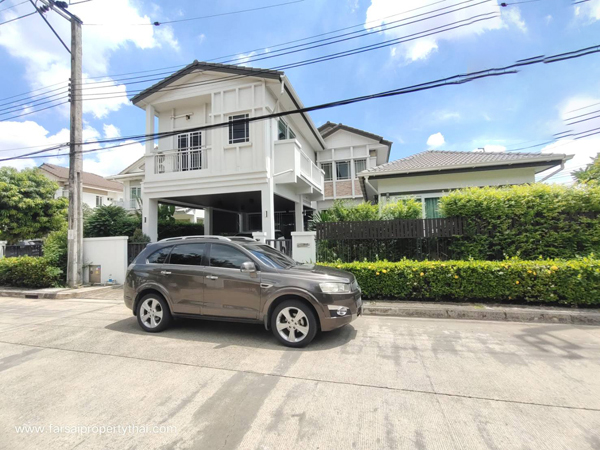 รายละเอียด  ให้เช่าบ้านเดี่ยว 2ชั้น เนื้อที่ 97ตร.ว พื้นที่ใช้สอย 450ตร.ม  6ห้องนอน 5ห้องน้ำ เฟอร์บางส่วน 1 ห้องครัวใหญ่ 1 ห้องทานข้าวเรื่องกระจกจอดรถได้ 3-4 คัน ติดแอร์ทั้งหลัง(แอร์ 9 ตัว)  สิ่งอำนวยความสะดวกรปภ. 24 ชั่วโมง -ระบบ CCTV -คลับเฮ้าส์ -ฟิตเนต สถานที่ใกล้เคียง-โรงเรียนนานาชาติเวลลิงตันคอลเลจ กรุงเทพ  -ไบรท์ตันคอลเลจ กรุงเทพ -ร้านสะดวกซื้อมากกว่า 1 สาขา  -ใกล้ห้างสรร�