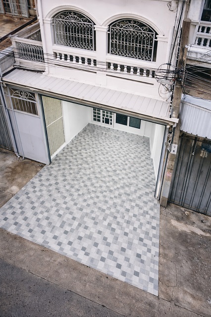 BTS ช่องนนทรี 2.4 กม.ให้เช่าทาวน์โฮม 3 นอน 3 น้ำ ใจกลาง CBD สาทร ถ.ราธิวาสราชนครินทร์ สาธุประดิษฐ์17-27บ้าน 3 ชั้นพร้อมดาดฟ้า 18 ตร.วา. 200 ตร.ม. 27,998 B-M. เหมาะสมสำหรับอยู่อาศัย และโฮมออฟฟิศ เซ็นทรัลพลาซ่า พระราม 3 1.6 กม.ทำเลศักยภาพสูง ย่านธุรกิจ และที่อยู่อาศัยระดับพรีเมียมCentralPlaza Rama 3 1.6 km  BTS Chong Nonsi 2.4 km Sathu Pradit 17-27 3 bedroom 3 bathroom townhome for rent in the heart of Sathorn CBD from  on Ratchanakarin Road three story house with rooftop land size 18 sq.wa usable area 200 sq.m rental price 27,998THB per month suitable for residential living or hom