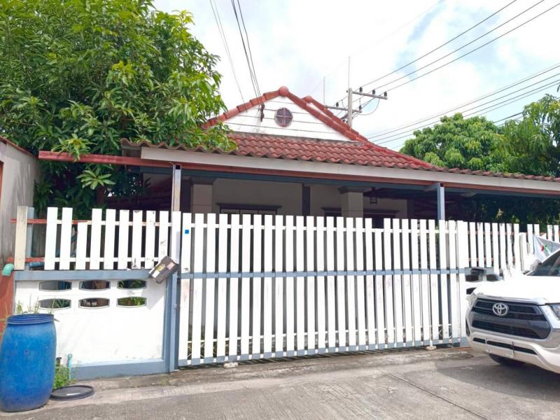    ขาย บ้านเดี่ยวนอกโครงการชลบุรี ต.บ้านบึง อ.ศรีราชา จ.ชลบุรี  ราคา 1,935,000  บาท ‼️ต่อรองราคาได้เยอะมาก สนใจติดต่อเลย ‼️  รายละเอียดบ้าน ▸ เนื้อที่ 45 ตร.ว. ▸ 2 ห้องนอน 1 ห้องน้ำ   ▸ 1 ที่จอดรถ   รหัสทรัพย์ (Code ID)  : PJ-26-JK 5622550   สอบถามเพิ่มเติม / นัดชม โทร. 096-932-4624(ออมสิน) โทร. 097-419-5982(พลอย) Line : @panaya (มี@ด้านหน้า)  ปรึกษาสินเชื่อฟรี One Stop Service ดูแลตั้งแต่ต้นจนจบเคส บริษัท ปณยาคิดดี จำกัด 