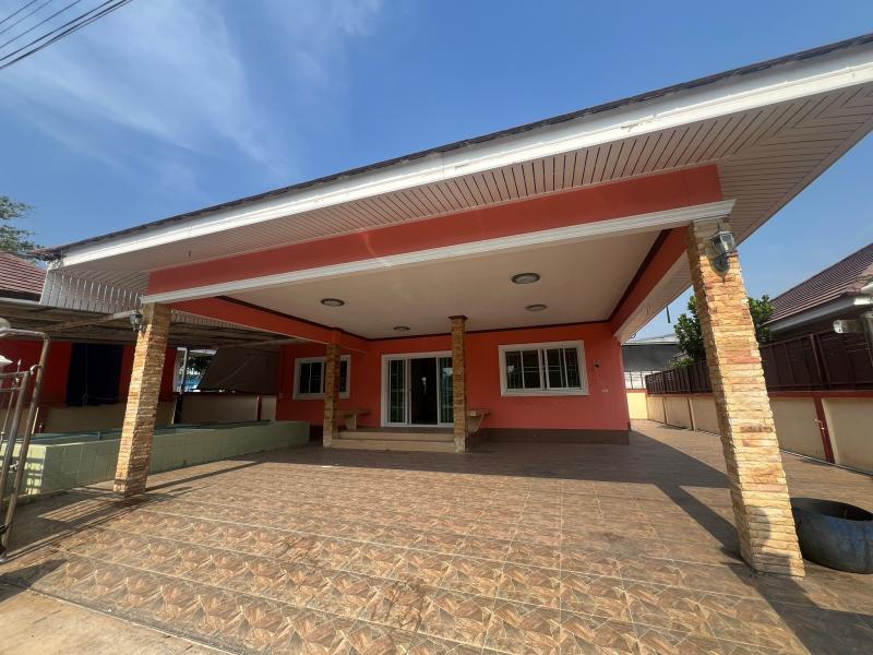    ขาย บ้านเดี่ยว โครงการ รุ่งโรจน์ 8 ถนน สุขุมวิท สะดวกสบายทุกการเดินทาง  ซอย สัตหีบสุขุมวิท 109 ถนน สุขุมวิท  สัตหีบ ชลบุรี  ราคา  2,610,000  บาท ‼️ต่อรองราคาได้เยอะมาก สนใจติดต่อเลย ‼️  รายละเอียดบ้าน ▸ เนื้อที่ 78 ตร.ว. ▸ 3 ห้องนอน 2 ห้องน้ำ  ▸ 1 ที่จอดรถ   สถานที่ใกล้เคียง   ▸ โลตัส อู่ตะเภา ▸ โรงพยาบาลสมเด็จพระนางเจ้าสิริกิติ์ ▸ สนามบินอู่ตะเภา  รหัสทรัพย์ (Code ID)  : PJ-26-JK 4262918   สอบถามเพิ�