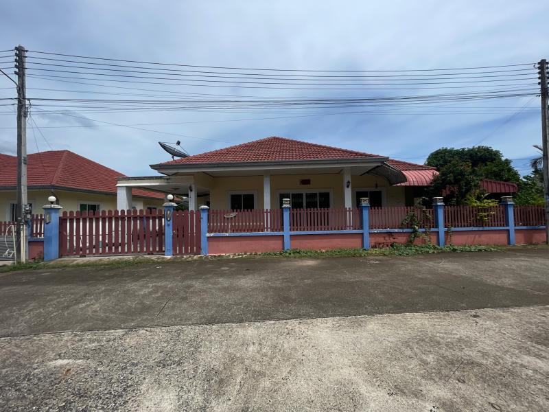    ขาย บ้านเดี่ยว โครงการ บ้านโชคชัย 5    ซอย วัดเขาคันธมาทน์-สรรพาวุธ 18 ถนน สายหาดยาว-คลองไผ่  อ.สัตหีบ จ.ชลบุรี  ราคา 3,780,000   บาท ‼️ต่อรองราคาได้เยอะมาก สนใจติดต่อเลย ‼️  รายละเอียดบ้าน ▸ เนื้อที่ 131 ตร.ว. ▸ 3 ห้องนอน 2 ห้องน้ำ  ▸ 1 ที่จอดรถ  พิกัดบ้าน : https://maps.app.goo.gl/bEMK4GrTDi5KthFEA  สถานที่ใกล้เคียง   ▸ บิ๊กซี ซูเปอร์เซ็นเตอร์ สัตหีบ ▸ โรงพยาบาลอาภากรเกียรติวงศ์ ฐานทัพเรือสัตหีบ ▸ หาดดงตาล ▸ ว