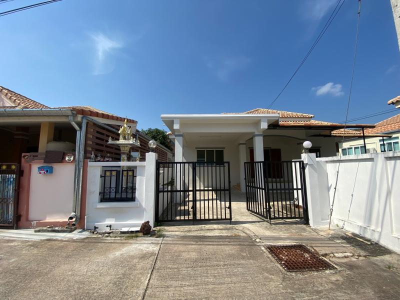    ขาย บ้านเดี่ยว โครงการ นาวีเฮ้าส์ 21 ใกล้ ชายหาดดงตาล  ซอย สัตหีบสุขุมวิท 89 ถนน สุขุมวิทสัตหีบชลบุรี  ราคา  2,025,000  บาท ‼️ต่อรองราคาได้เยอะมาก สนใจติดต่อเลย ‼️  รายละเอียดบ้าน ▸ เนื้อที่ 76.4 ตร.ว. ▸ 3 ห้องนอน 2 ห้องน้ำ  ▸ 1 ที่จอดรถ  พิกัดบ้าน : https://maps.app.goo.gl/D4BYXb3Mbzgc1NHWA  สถานที่ใกล้เคียง   ▸ หาดดงตาล ▸ วัดสัตหีบ (วัดหลวงพ่ออี๋) ▸ สวนกรมหลวงชุมพรเขตอุดมศักดิ์ ▸ โรงพยาบาลอาภากรเกียรติวงศ์ �