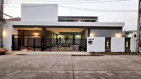  ขาย พูลวิลลาหรูสไตล์โมเดิร์น – ใช้ชีวิตอย่างเหนือระดับในเชียงใหม่ ใกล้รร.ลานนาอินเตอร์ 5กม. บ้าน 4 ห้องนอน 4 ห้องน้ำ + โฮมออฟฟิศ บนที่ดิน 74.9 ตร.วา พื้นที่ใช้สอย 300 ตร.ม. ทำเล ต.บ้านแหวน อ.หางดง เชียงใหม่ ใกล้โรงเรียนนานาชาติและสิ่งอำนวยความสะดวกหลายแห่ง  (ปลอดภัยจากน้ำท่วมและแผ่นดินไหว โครงสร้างแข็งแรง)สระว่ายน้ำระบบเกลือ  ต้นมะกอกนำโชคตามหลักฮวงจุ้ย  โรงจอดรถ 2 �