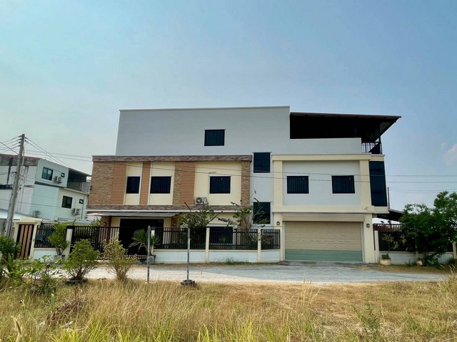 AOM 2429โฮมออฟฟิศ 3 ชั้น (รวมชั้นดาดฟ้า) เนื้อที่ 82 ตารางวา อ.บ้านบึง จ.ชลบุรี ราคา 15,500,000 บาท-โฮมออฟฟิศ 3 ชั้น (รวมชั้นดาดฟ้า) 4 ห้องนอน 3 ห้องน้ำ- ชั้นล่างมี ออฟฟิศและ 1 ห้องผู้จัดการ 1 ห้องน้ำ 1ห้องทานข้าว 1 ห้องครัว- ชั้น 2 มี 4 ห้องนอน 2 ห้องน้ำ และโซนห้องพระ- ดาดฟ้าชั้น3 มีหลังคาคลุมเต็มพื้นที่กั้นห้อง 1 ห้องโถง 1 ห้องนอน และลานซักล้างปิดรอบด้วยตะแกรงเหล็กกันนก- พื้นที่ใช้สอย 507 ต�