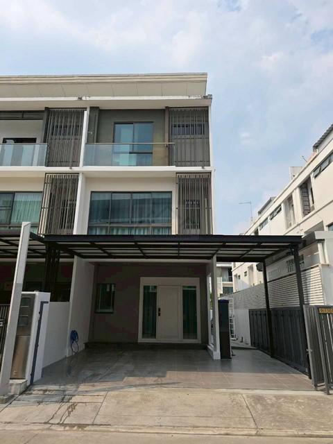 ให้เช่าและขายโฮมออฟฟิศ 3 ชั้นหลังริม 31 ตร.ว. The Landmark เอกมัย-รามอินทรา เดินทางสะดวก ใกล้จุดขึ้นลงทางด่วน ใกล้เซ็นทรัลอีสต์วิลล์ติดต่อ:: ชยา โทร/ID Line:: 0942823961Link Line:: https://line.me/ti/p/3xFA1An8Kcรหัส# T26-077โฮมออฟฟิศ 3 ชั้น The Landmark เอกมัย-รามอินทรา- เนื้อที่ : 31 ตร.ว.- พื้นที่ใช้สอย : 168 ตร.ม.- 3 ห้องนอน 4 ห้องน้ำ- สายไฟ เคเบิ้ลต่างๆลงดินทั้งโครงการ- จอดรถยนต์ได้ 2 คัน แบบสบายๆ พร้อมพื้นที่ด้านข้างจอดมอเตอร์ไซค์