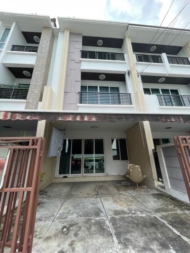 ให้เช่าทาวน์โฮม 3 ชั้น 3 ห้องนอน โครงการบ้านกลางเมือง ลาดพร้าว 71 นาคนิวาส 34 ใกล้ Central Eastville , รร.สตรีวิทยา 2ติดต่อ:: ชยา โทร/ID Line:: 0942823961Link Line:: https://line.me/ti/p/3xFA1An8Kcรหัส# T26-074ทาวน์โฮม 3 ชั้น โครงการบ้านกลางเมือง ลาดพร้าว 71 นาคนิวาส 34เนื้อที่ 21 ตร.วาพื้นที่ใช้สอย : 200 ตร.ม.3 ห้องนอน3 ห้องน้ำ2 ที่จอดรถเฟอร์นิเจอร์ ครบ พร้อมเข้าอยู่ (เตียง โซฟา ตู้เย็น แอร์ 3 ตัว)เดินทางสะดวก5 นาที - Central Eastville , รร.สตรีวิทยา 28 น