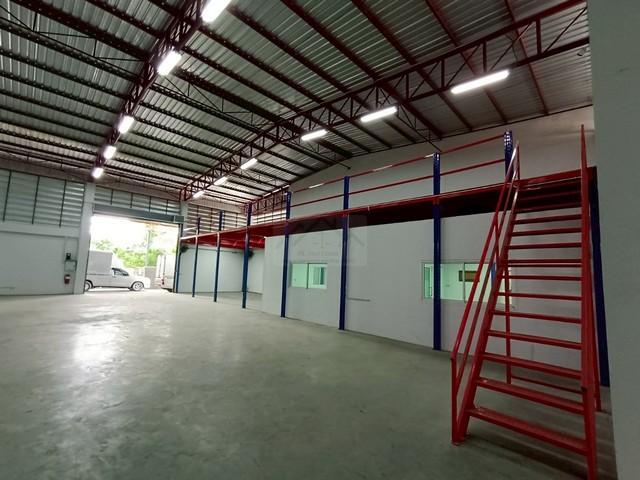 ให้เช่าโกดัง 300 ตร.ม - 1300 ตร.ม ย่านลาดกระบัง ติดเลียบมอเตอร์เวย์มุ่งหน้าชลบุรี ใกล้นิคมลาดกระบังติดต่อ:: ชยา โทร/ID Line:: 0942823961Link Line:: https://line.me/ti/p/3xFA1An8Kcรหัส# T26-073โกดังพร้อมออฟฟิศ ติดถนนมอเตอร์เวย์ ใกล้นิคมลาดกระบัง- พื้นที่โกดัง : 300 ตร.ม - 1300 ตร.ม- ปัจจุบันมีว่าง 800 และ 1000 ตรม.- จุดโหลดขนาดใหญ่- รถใหญ่ / รถ 10 ล้อ เข้า-ออก ได้สะดวก- โครงสร้างแข็งแร็ว มีระบบความปลอดภัย- เหมาะเก็บสินค้า, ออฟฟิศคล