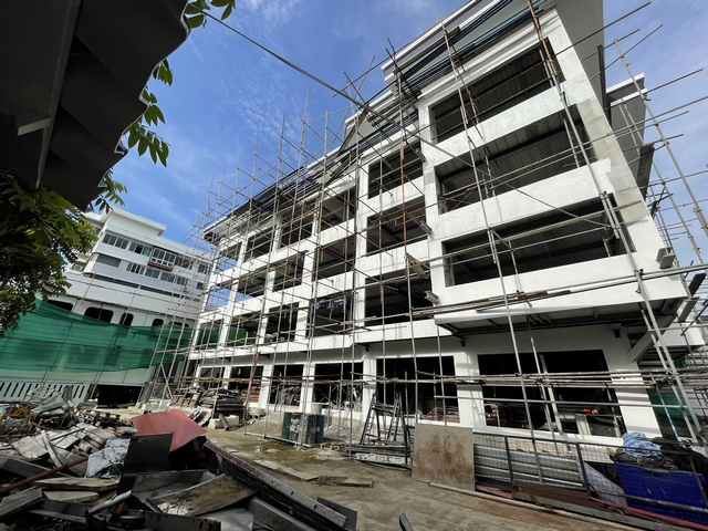 ขายอาคารสำนักงานขนาดใหญ่ ถนนสุขุมวิท 103 (ซอยอุดมสุข 28–30)พื้นที่ใช้สอยรวม 1,800 ตารางเมตร บนที่ดินขนาด 300 ตารางวา | เหมาะสำหรับสำนักงาน บริษัทขนาดกลาง–ใหญ่ สถาบันการศึกษา หรือโชว์รูม | ทำเลดี เดินทางสะดวก ใกล้ BTS อุดมสุขรายละเอียด:อาคาร 4 ชั้น จำนวน 1 หลังอาคาร 2 ชั้น จำนวน 1 หลังพื้นที่ใช้สอยรวมประมาณ 1,800 ตร.ม.ที่ดินขนาด 300 ตร.ว.ที่จอดรถได้ประมาณ 20 คันเหมาะสำหรับ: ออฟฟิศ สถา�