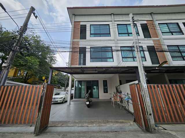 ขายทาวน์โฮม ซอยปุณวิถี บางจาก พระโขนง กรุงเทพฯ พื้นที่ใช้สอย 230 ตร.ม. 3 ห้องนอน ใกล้ BTS ราคา 9,600,000 บาททาวน์โฮมบ้านมือสอง ทำเลศักยภาพย่านปุณวิถี บางจาก พระโขนง เดินทางสะดวก ใกล้รถไฟฟ้า BTS เหมาะสำหรับอยู่อาศัยหรือทำโฮมออฟฟิศ บ้านขนาดใหญ่ ฟังก์ชันครบ พร้อมที่จอดรถหลายคันรายละเอียดบ้านพื้นที่ใช้สอย 230 ตารางเมตรขนาดที่ดินประมาณ 45 ตารางเมตร3 ห้องนอน3 ห้องน้ำ1 ห้องครัว1