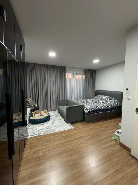 ขายทาวโฮม3ชั้น โครงการ บ้านกลางเมือง สุขุมวิท–อ่อนนุช (Baan Klang Muang Sukhumvit-Onnut) ซอย อ่อนนุช 70/1ราคา 6,300,000  บาท ค่าโอนคนละครึ่งติดต่อ คุณช่อผกา โทร 0616198565 LINE 0616198565สำรอง LINE 0812523279 ส่งลิ้งก์ไว้ได้เลย- ขนาดพื้นที่ใช้สอย 142.1 ตารางเมตร- 3 ห้องนอน 3 ห้องน้ำ- 2 ที่จอดรถ หลังคาที่จอดรถ- มีหน้าบ้าน-ครัวต่อเติมหลังบ้าน- เพดานสูง โปร่ง หรู อยู่สบาย พร้อมเข้าอยู่ทันที- ครัวบิวท์อิน ฟิล์มกรองแสง + ผ้าม่าน 