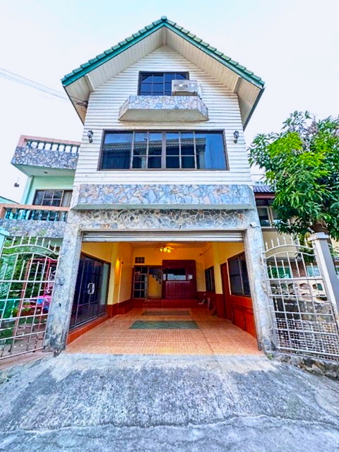 MRT สุทธิสาร 700 ม.บ้านให้เช่าสองชั้นครึ่ง ฟังก์ชัน 2 นอน 2 น้ำ เดอะสตรีท รัชดา 1.4 กม. พื้นที่ใช้สอย 25 ตร.ว. 220 ตร.ม. 23,999 B-M. เหมาะพักอาศัย หรือโฮมออฟฟิศ เดินทางสะดวก เข้าออกได้หลายเส้นทางMRT Sutthisarn700m. Two and a half story house for rent 2 bed 2bath located  The Street Ratchada 1.4km land size 25 sq.wa. usable area about 220 sq.m. rent 23,999 THB per month suitable for residence or home office convenient transportation with multiple access routes near Ratchada and Inthamara roadsถนนรัชดาภิเษก อโศกดินแดง แขวงรัชดาภิเษก เขตดินแดง กรุงเทพมหานคร บ้านสองชั้นคร�