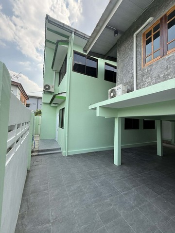 RH1460 ให้เช่าบ้าน 2 หลังในรั้วเดียวกัน  4 นอน 4 น้ำ ลาดพร้าว101 แยก 42 เฟอร์นิเจอร์บางส่วนติดต่อAgent  : คุณเด่นชัย                  : 09-8481-8989                  :06-2839-4747 ID Line        :0984818989                   : https://line.me/ti/p/ezz8HbMifzWhatsApp   :+66984818989          : แอดไลน์ แคปหน้าจอสอบถามได้เลยครับสนใจทรัพย์อื่นๆ โปรดติดตามในเพจhttps://www.facebook.com/profile.php?id=61586498687296บ้านลาดพร้าว101 แยก 42บ้านเดียว2 หลังในรั้วเดียวกัน หลังที่หนึ่ง 2 ห้องนอน 2 ห้องน้ำ  แอร์ 2ตัว เตียง ที่นอน  ฮููดดู�