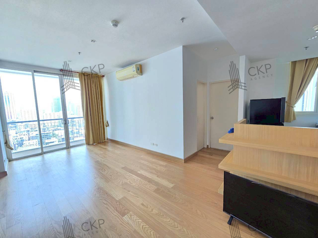 ให้เช่า คอนโด วิลล่า ราชเทวี ถ.พญาไท ใกล้BTSราชเทวี ใกล้ห้างสรรพสินค้าหลายแห่ง ห้องมุม พร้อมเข้าอยู่ แขวงถนนพญาไท เขตราชเทวี กรุงเทพฯ ติดต่อสอบถามได้ค่ะรายละเอียด (Description)- ขนาด 56.96 ตร.ม.- อยู่ชั้นที่ 21- 1 ห้องนอน 1 ห้องน้ำ- เครื่องปรับอากาศ 2 เครื่อง- เครื่องซักผ้า ตู้เย็น ตู้ เตียง อ่างอาบน้ำ TVการเดินทาง- ติดถนนพญาไท- ถนนเพชรบุรี  110 เมตร- BTS ราชเทวี  220 เมตร- ถนนศรีอยุธยา  500 เมต