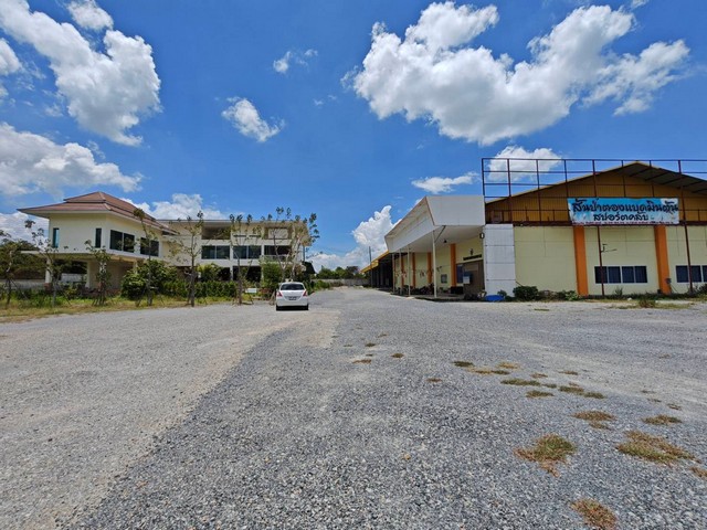 ขายที่ดินพร้อมอาคารและโกดัง 6-2-8ไร่ 46ลบ.ติด ถ.เชียงใหม่-ฮอด ต.มะขุนหวาน อ.สันป่าตอง เชียงใหม่พื้นที 6-2-8 ไร่ ประมาณ กว้าง 75 เมตร ลึก 130 เมตรขายราคา 46 ล้านบาท (46,000,000 บาท) โอนคนละครึ่ง ต่อรองได้เอกสารโฉนดครุฑแดง 1 แปลง ไม่ติดภาระ พร้อมโอนพร้อมสิ่งปลูกสร้าง เป็นอาคาร 1 หลัง โกดัง 3 หลังที่ดินติดถนนทางหลวงแผ่นดินสาย 108 เชียงใหม่-ฮอด ขาออกเชียงใหม่ถ.เชียงใหม่-ฮอด ต.มะขุนหวาน อ.ส�