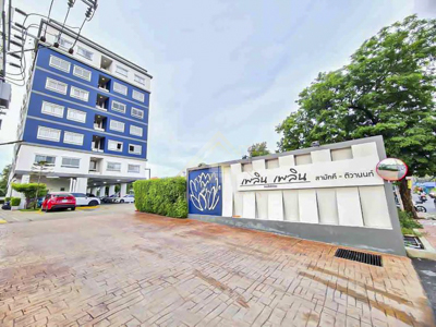 BHL1187ขาย / เช่า เพลิน เพลิน คอนโด สามัคคี - ติวานนท์ ปากเกร็ด (ห้องริม)ที่ตั้ง : 80/14 ตำบลบางตลาด อำเภอปากเกร็ด นนทบุรี 11120 รายละเอียดทรัพย์- ขนาด 43.07 ตร.ม.- อยู่ที่ชั้น 3 ทั้งหมด 7 ชั้น- 2 ห้องนอน 1 ห้องน้ำ - 1 ห้องครัว- จอดรถได้ 1 คัน- ค่าส่วนกลาง 35 บาท/ตร.ม.ฟรีเครื่องใช้ไฟฟ้าและของตกแต่ง- แอร์ 3ตัว- เครื่องซักผ้า 1เครื่อง- ไมโครเวฟ 1เครื่อง- เครื่องทำน้ำอุ่น 1 เครื่อง- โซฟา 1 ชุด- TV. ขนาดใหญ่ 1 