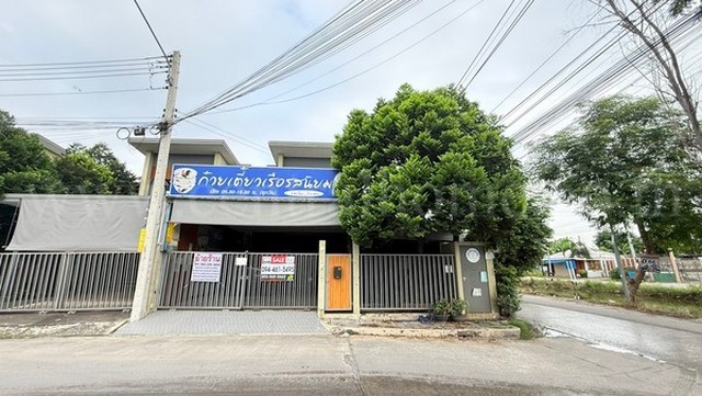 รหัสทรัพย์&nbsp; 6824บ้านแฝด บ้านชานไม้ คลองหลวง คลองสอง ปทุมธานี (หลังมุม)ที่ตั้ง:&nbsp;ซอยบงกช 29 ตำบลคลองสอง&nbsp;อำเภอคลองหลวง&nbsp;จังหวัดปทุมธานี 12120รายละเอียดทรัพย์- บ้านแฝด&nbsp;2&nbsp;ชั้น พืนที่ 66.6&nbsp;ตารางวา พื้นที่ใช้สอยประมาณ 161&nbsp;ตารางเมตร- 3&nbsp;ห้องนอน, 3&nbsp;ห้องน้ำ, 2&nbsp;ห้องครัว, 1 ห้องรับแขก, 1 ห้องนั่งเล่น, 1 ห้องเก็บของ, 2 ที่จอดรถ-&nbsp;ต่อเติมครัวพร้อม Built-in เคาน์เตอร์ครัว, ต่อเติมหลังคา�