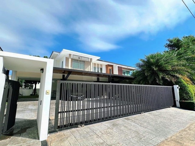 ให้เช่าบ้านเดี่ยว 2 ชั้นหลังมุม พร้อมสระว่ายน้ำ 146.6 ตรว. 5 ห้องนอน โครงการเพอร์เฟค มาสเตอร์พีซ สุขุมวิท 77 - สุวรรณภูมิ *** ราคาเช่า 250,000 บาท/เดือน ติดต่อ:: ชยา โทร/ID Line:: 0942823961   Link Line:: https://line.me/ti/p/3xFA1An8Kcรหัส# T26-111 บ้านเดี่ยว 2 ชั้นหลังมุม พร้อมสระว่ายน้ำ เพอร์เฟค มาสเตอร์พีซ สุขุมวิท 77 - สุวรรณภูมิ - เนื้อที่ดิน 146.6 ตรว.- พื้นที่ใช้สอย 335 ตรม.- 5 ห้องนอน (ห้องน้ำในตัวทุกห้อง) - 6 ห้องน้ำ - จอดรถภายในบ้�