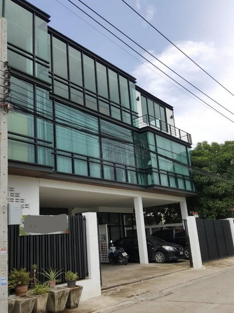 ขายโกดังโรงงานขนาดเล็ก พร้อมอาคารสำนักงาน 3 ชั้น ย่านลาดพร้าว 101 ใกล้วัดบึงทองหลาง *** ราคาขาย 17 ล้านบาท ค่าโอน 50/50ติดต่อ:: ชยา โทร/ID Line:: 0942823961   Link Line:: https://line.me/ti/p/3xFA1An8Kcรหัส# T25-915โกดังโรงงานขนาดเล็ก พร้อมอาคารสำนักงาน 3 ชั้น ย่านลาดพร้าว 101 ใกล้วัดบึงทองหลาง- เนื้อที่ 100 ตร.วา- อาคาร 3 ชั้น พร้อมออฟฟิศทันสมัย- แอร์ 4 เครื่อง และตู้โทรศัพท์สาขา- รองรับพนักงานได้ 10-20 คน- รองรับน้ำหนักเครื่อ�