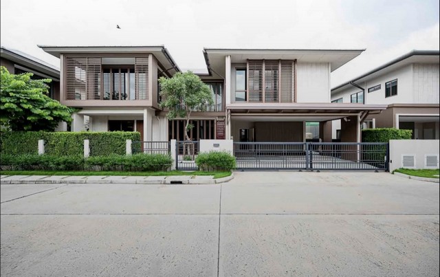 บ้านใหม่เอี่ยม Burasiri Krungthep Kreethaขายและให้เช่า บ้านเดี่ยวหรู สไตล์รีสอร์ท ทำเลศักยภาพ ใจกลางกรุงเทพกรีฑาตัดใหม่รายละเอียดบ้าน:&nbsp;&nbsp;&nbsp;•&nbsp;&nbsp;&nbsp;พื้นที่ใช้สอย 300 ตร.ม.&nbsp;&nbsp;&nbsp;•&nbsp;&nbsp;&nbsp;ที่ดิน 77 ตร.ว.&nbsp;&nbsp;&nbsp;•&nbsp;&nbsp;&nbsp;4 ห้องนอน / 4 ห้องน้ำ&nbsp;&nbsp;&nbsp;•&nbsp;&nbsp;&nbsp;1 ห้องแม่บ้านแยกส่วน&nbsp;&nbsp;&nbsp;•&nbsp;&nbsp;&nbsp;ที่จอดรถ 3 คัน&nbsp;&nbsp;&nbsp;•&nbsp;&nbsp;&nbsp;บ้านใหม่ยังไม่เคยเข้าอยู่ พร้อมเข้าอยู่ได้ทันทีราคาขาย: 39 ล้านบาทราคา�