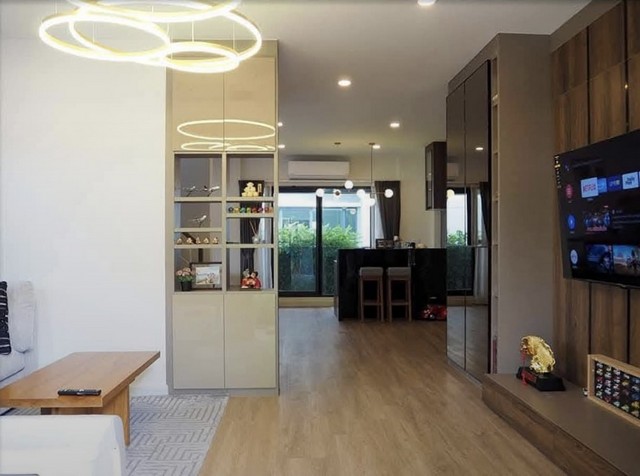 บ้านเดี่ยว The City บรมราชชนนี – ทวีวัฒนาบ้านตกแต่งสวย พร้อมอยู่ ขนาดใหญ่แบบ City Retreatต่อเติมเต็ม ฟังก์ชันครบ พร้อมเฟอร์นิเจอร์บิวท์อิน และเครื่องใช้ไฟฟ้ารายละเอียดบ้าน&nbsp;&nbsp;&nbsp;•&nbsp;&nbsp;&nbsp;ขนาดที่ดิน 109 ตร.ว.&nbsp;&nbsp;&nbsp;•&nbsp;&nbsp;&nbsp;พื้นที่ใช้สอยรวม 300 ตร.ม.&nbsp;&nbsp;&nbsp;•&nbsp;&nbsp;&nbsp;บ้านหันทิศใต้&nbsp;&nbsp;&nbsp;•&nbsp;&nbsp;&nbsp;4 ห้องนอน / 4 ห้องน้ำ&nbsp;&nbsp;&nbsp;•&nbsp;&nbsp;&nbsp;1 ห้องแม่บ้าน / ที่จอดรถ 2 คัน&nbsp;&nbsp;&nbsp;•&nbsp;&nbsp;&nbsp;ครัวไทย ครัวฝร�